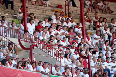 Público asistente a la Plaza de Toros de Pamplona durante la octava corrida de la Feria del Toro 2019 con la ganadería de Miura para los diestros Rafaelillo, Octavio Chacón y Juan Leal.