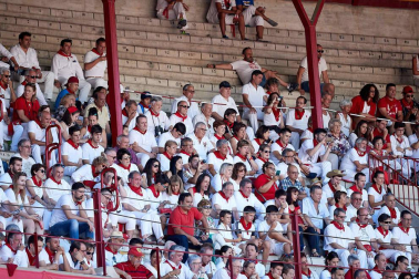 Público asistente a la Plaza de Toros de Pamplona durante la octava corrida de la Feria del Toro 2019 con la ganadería de Miura para los diestros Rafaelillo, Octavio Chacón y Juan Leal.