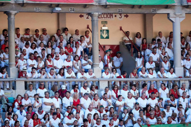 Público asistente a la Plaza de Toros de Pamplona durante la octava corrida de la Feria del Toro 2019 con la ganadería de Miura para los diestros Rafaelillo, Octavio Chacón y Juan Leal.