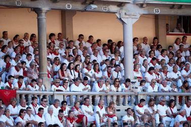 Público asistente a la Plaza de Toros de Pamplona durante la octava corrida de la Feria del Toro 2019 con la ganadería de Miura para los diestros Rafaelillo, Octavio Chacón y Juan Leal.
