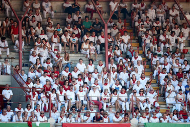 Público asistente a la Plaza de Toros de Pamplona durante la octava corrida de la Feria del Toro 2019 con la ganadería de Miura para los diestros Rafaelillo, Octavio Chacón y Juan Leal.