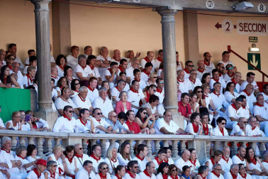 Público asistente a la Plaza de Toros de Pamplona durante la octava corrida de la Feria del Toro 2019 con la ganadería de Miura para los diestros Rafaelillo, Octavio Chacón y Juan Leal.