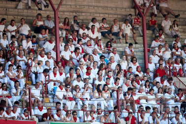 Público asistente a la Plaza de Toros de Pamplona durante la octava corrida de la Feria del Toro 2019 con la ganadería de Miura para los diestros Rafaelillo, Octavio Chacón y Juan Leal.