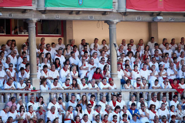 Público asistente a la Plaza de Toros de Pamplona durante la octava corrida de la Feria del Toro 2019 con la ganadería de Miura para los diestros Rafaelillo, Octavio Chacón y Juan Leal.