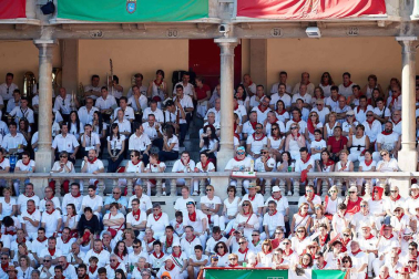 Público asistente a la Plaza de Toros de Pamplona durante la octava corrida de la Feria del Toro 2019 con la ganadería de Miura para los diestros Rafaelillo, Octavio Chacón y Juan Leal.