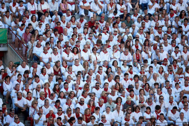 Público asistente a la Plaza de Toros de Pamplona durante la octava corrida de la Feria del Toro 2019 con la ganadería de Miura para los diestros Rafaelillo, Octavio Chacón y Juan Leal.