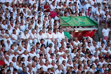Público asistente a la Plaza de Toros de Pamplona durante la octava corrida de la Feria del Toro 2019 con la ganadería de Miura para los diestros Rafaelillo, Octavio Chacón y Juan Leal.
