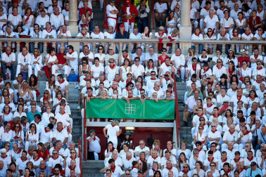 Público asistente a la Plaza de Toros de Pamplona durante la octava corrida de la Feria del Toro 2019 con la ganadería de Miura para los diestros Rafaelillo, Octavio Chacón y Juan Leal.