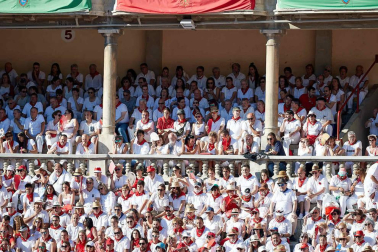 Público asistente a la Plaza de Toros de Pamplona durante la octava corrida de la Feria del Toro 2019 con la ganadería de Miura para los diestros Rafaelillo, Octavio Chacón y Juan Leal.