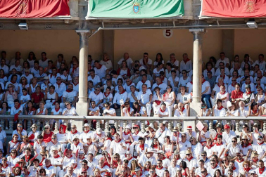 Público asistente a la Plaza de Toros de Pamplona durante la octava corrida de la Feria del Toro 2019 con la ganadería de Miura para los diestros Rafaelillo, Octavio Chacón y Juan Leal.