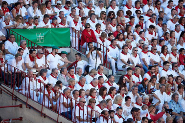 Público asistente a la Plaza de Toros de Pamplona durante la octava corrida de la Feria del Toro 2019 con la ganadería de Miura para los diestros Rafaelillo, Octavio Chacón y Juan Leal.