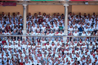 Público asistente a la Plaza de Toros de Pamplona durante la octava corrida de la Feria del Toro 2019 con la ganadería de Miura para los diestros Rafaelillo, Octavio Chacón y Juan Leal.