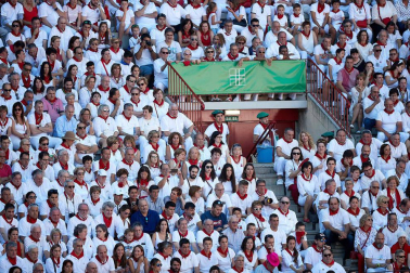 Público asistente a la Plaza de Toros de Pamplona durante la octava corrida de la Feria del Toro 2019 con la ganadería de Miura para los diestros Rafaelillo, Octavio Chacón y Juan Leal.