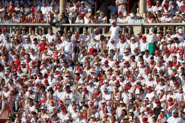 Público asistente a la Plaza de Toros de Pamplona durante la octava corrida de la Feria del Toro 2019 con la ganadería de Miura para los diestros Rafaelillo, Octavio Chacón y Juan Leal.