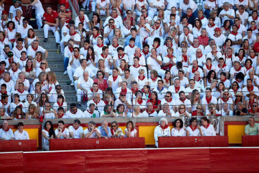Público asistente a la Plaza de Toros de Pamplona durante la octava corrida de la Feria del Toro 2019 con la ganadería de Miura para los diestros Rafaelillo, Octavio Chacón y Juan Leal.