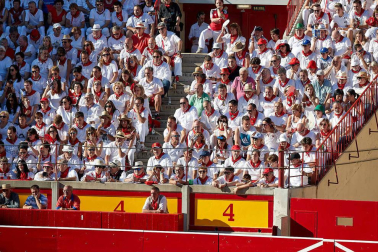 Público asistente a la Plaza de Toros de Pamplona durante la octava corrida de la Feria del Toro 2019 con la ganadería de Miura para los diestros Rafaelillo, Octavio Chacón y Juan Leal.
