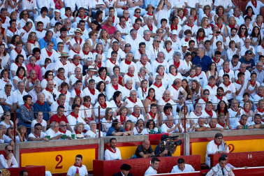 Público asistente a la Plaza de Toros de Pamplona durante la octava corrida de la Feria del Toro 2019 con la ganadería de Miura para los diestros Rafaelillo, Octavio Chacón y Juan Leal.