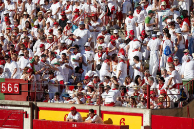 Público asistente a la Plaza de Toros de Pamplona durante la octava corrida de la Feria del Toro 2019 con la ganadería de Miura para los diestros Rafaelillo, Octavio Chacón y Juan Leal.