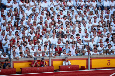 Público asistente a la Plaza de Toros de Pamplona durante la octava corrida de la Feria del Toro 2019 con la ganadería de Miura para los diestros Rafaelillo, Octavio Chacón y Juan Leal.