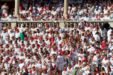 Público asistente a la Plaza de Toros de Pamplona durante la octava corrida de la Feria del Toro 2019 con la ganadería de Miura para los diestros Rafaelillo, Octavio Chacón y Juan Leal.