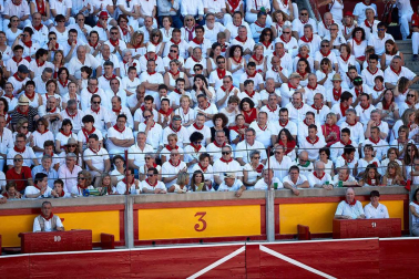 Público asistente a la Plaza de Toros de Pamplona durante la octava corrida de la Feria del Toro 2019 con la ganadería de Miura para los diestros Rafaelillo, Octavio Chacón y Juan Leal.