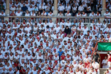 Público asistente a la Plaza de Toros de Pamplona durante la octava corrida de la Feria del Toro 2019 con la ganadería de Miura para los diestros Rafaelillo, Octavio Chacón y Juan Leal.