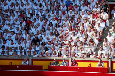 Público asistente a la Plaza de Toros de Pamplona durante la octava corrida de la Feria del Toro 2019 con la ganadería de Miura para los diestros Rafaelillo, Octavio Chacón y Juan Leal.