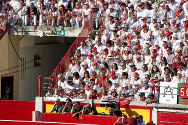 Público asistente a la Plaza de Toros de Pamplona durante la octava corrida de la Feria del Toro 2019 con la ganadería de Miura para los diestros Rafaelillo, Octavio Chacón y Juan Leal.