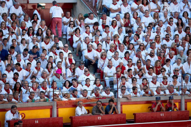 Público asistente a la Plaza de Toros de Pamplona durante la octava corrida de la Feria del Toro 2019 con la ganadería de Miura para los diestros Rafaelillo, Octavio Chacón y Juan Leal.