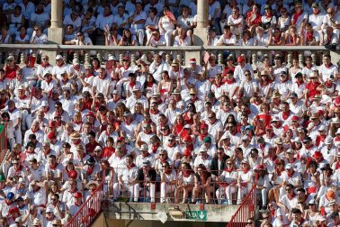 Público asistente a la Plaza de Toros de Pamplona durante la octava corrida de la Feria del Toro 2019 con la ganadería de Miura para los diestros Rafaelillo, Octavio Chacón y Juan Leal.