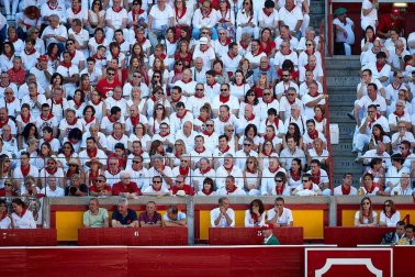 Público asistente a la Plaza de Toros de Pamplona durante la octava corrida de la Feria del Toro 2019 con la ganadería de Miura para los diestros Rafaelillo, Octavio Chacón y Juan Leal.