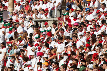 Público asistente a la Plaza de Toros de Pamplona durante la octava corrida de la Feria del Toro 2019 con la ganadería de Miura para los diestros Rafaelillo, Octavio Chacón y Juan Leal.