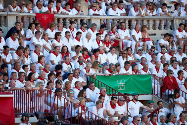 Público asistente a la Plaza de Toros de Pamplona durante la octava corrida de la Feria del Toro 2019 con la ganadería de Miura para los diestros Rafaelillo, Octavio Chacón y Juan Leal.