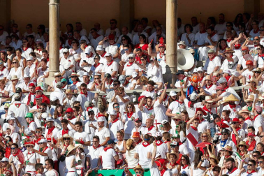 Público asistente a la Plaza de Toros de Pamplona durante la octava corrida de la Feria del Toro 2019 con la ganadería de Miura para los diestros Rafaelillo, Octavio Chacón y Juan Leal.
