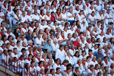 Público asistente a la Plaza de Toros de Pamplona durante la octava corrida de la Feria del Toro 2019 con la ganadería de Miura para los diestros Rafaelillo, Octavio Chacón y Juan Leal.