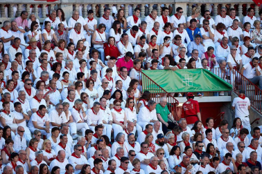 Público asistente a la Plaza de Toros de Pamplona durante la octava corrida de la Feria del Toro 2019 con la ganadería de Miura para los diestros Rafaelillo, Octavio Chacón y Juan Leal.