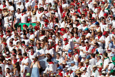 Público asistente a la Plaza de Toros de Pamplona durante la octava corrida de la Feria del Toro 2019 con la ganadería de Miura para los diestros Rafaelillo, Octavio Chacón y Juan Leal.