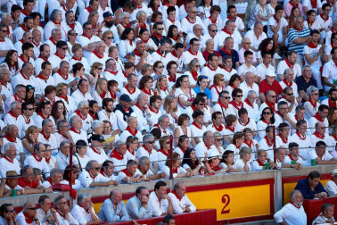 Público asistente a la Plaza de Toros de Pamplona durante la octava corrida de la Feria del Toro 2019 con la ganadería de Miura para los diestros Rafaelillo, Octavio Chacón y Juan Leal.