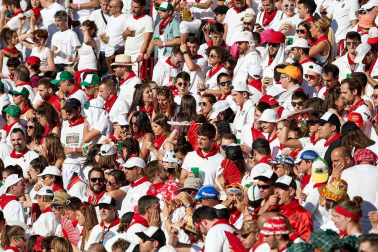 Público asistente a la Plaza de Toros de Pamplona durante la octava corrida de la Feria del Toro 2019 con la ganadería de Miura para los diestros Rafaelillo, Octavio Chacón y Juan Leal.