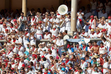 Público asistente a la Plaza de Toros de Pamplona durante la octava corrida de la Feria del Toro 2019 con la ganadería de Miura para los diestros Rafaelillo, Octavio Chacón y Juan Leal.