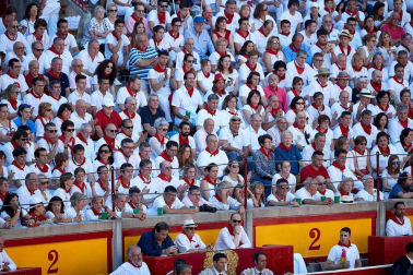 Público asistente a la Plaza de Toros de Pamplona durante la octava corrida de la Feria del Toro 2019 con la ganadería de Miura para los diestros Rafaelillo, Octavio Chacón y Juan Leal.