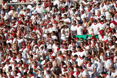 Público asistente a la Plaza de Toros de Pamplona durante la octava corrida de la Feria del Toro 2019 con la ganadería de Miura para los diestros Rafaelillo, Octavio Chacón y Juan Leal.