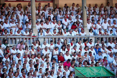 Público asistente a la Plaza de Toros de Pamplona durante la octava corrida de la Feria del Toro 2019 con la ganadería de Miura para los diestros Rafaelillo, Octavio Chacón y Juan Leal.