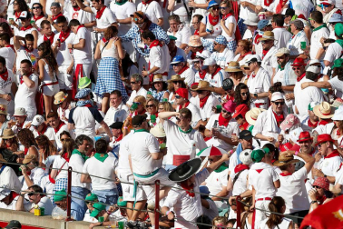 Público asistente a la Plaza de Toros de Pamplona durante la octava corrida de la Feria del Toro 2019 con la ganadería de Miura para los diestros Rafaelillo, Octavio Chacón y Juan Leal.
