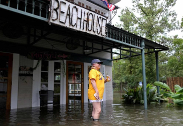 Aunque reducida de huracán a tormenta tropical, las autoridades alertan de extremar las precauciones por el riesgo de inundaciones.