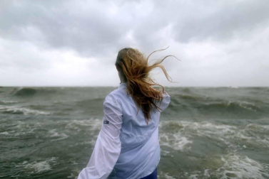 Aunque reducida de huracán a tormenta tropical, las autoridades alertan de extremar las precauciones por el riesgo de inundaciones.