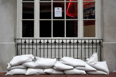 Aunque reducida de huracán a tormenta tropical, las autoridades alertan de extremar las precauciones por el riesgo de inundaciones.