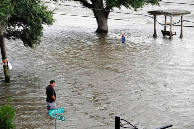 Aunque reducida de huracán a tormenta tropical, las autoridades alertan de extremar las precauciones por el riesgo de inundaciones.