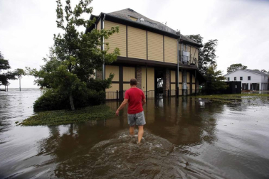 Aunque reducida de huracán a tormenta tropical, las autoridades alertan de extremar las precauciones por el riesgo de inundaciones.