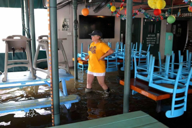 Aunque reducida de huracán a tormenta tropical, las autoridades alertan de extremar las precauciones por el riesgo de inundaciones.